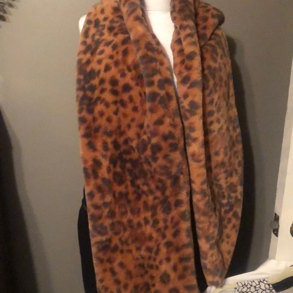 AERIE - PLUSH & COMFY leopard pattern scarf/wrap -excellent condition